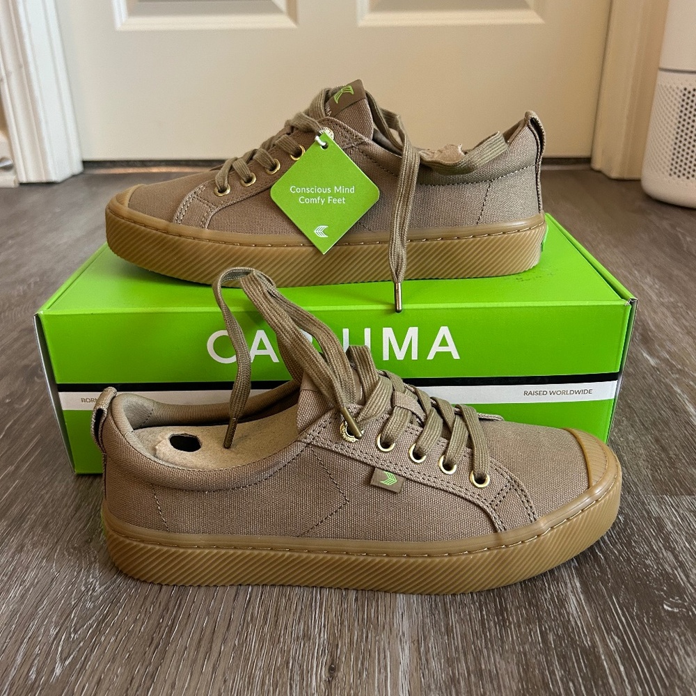 Cariuma Oca low gum burnt sand canvas sneaker - Picture 2 of 2